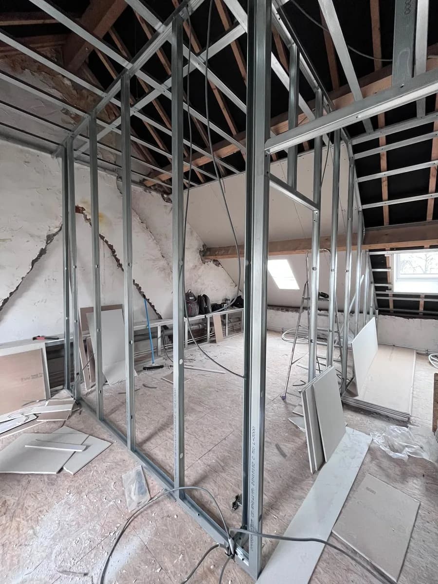 Structure de cloisons en Gyproc en cours de réalisation par CBL IMMO