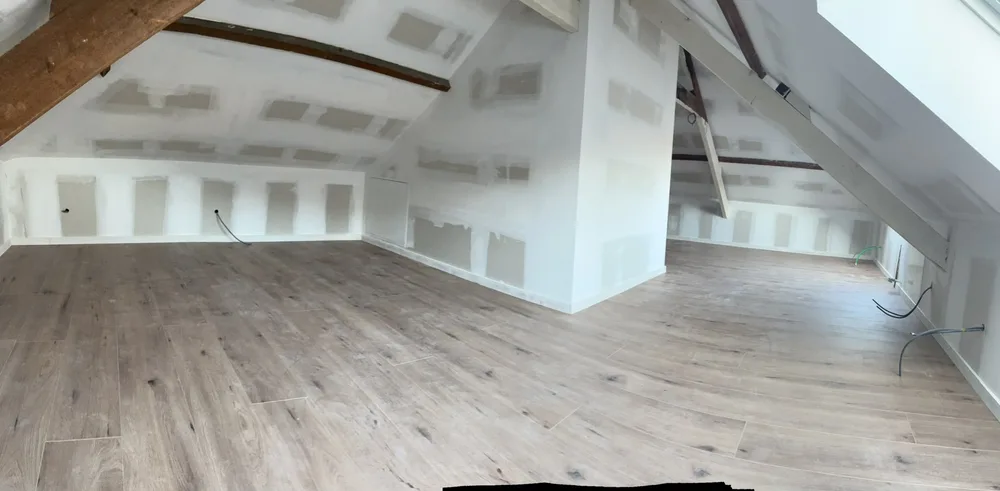 Parquet posé et cloisons en Gyproc sous les combles, réalisation CBL IMMO
