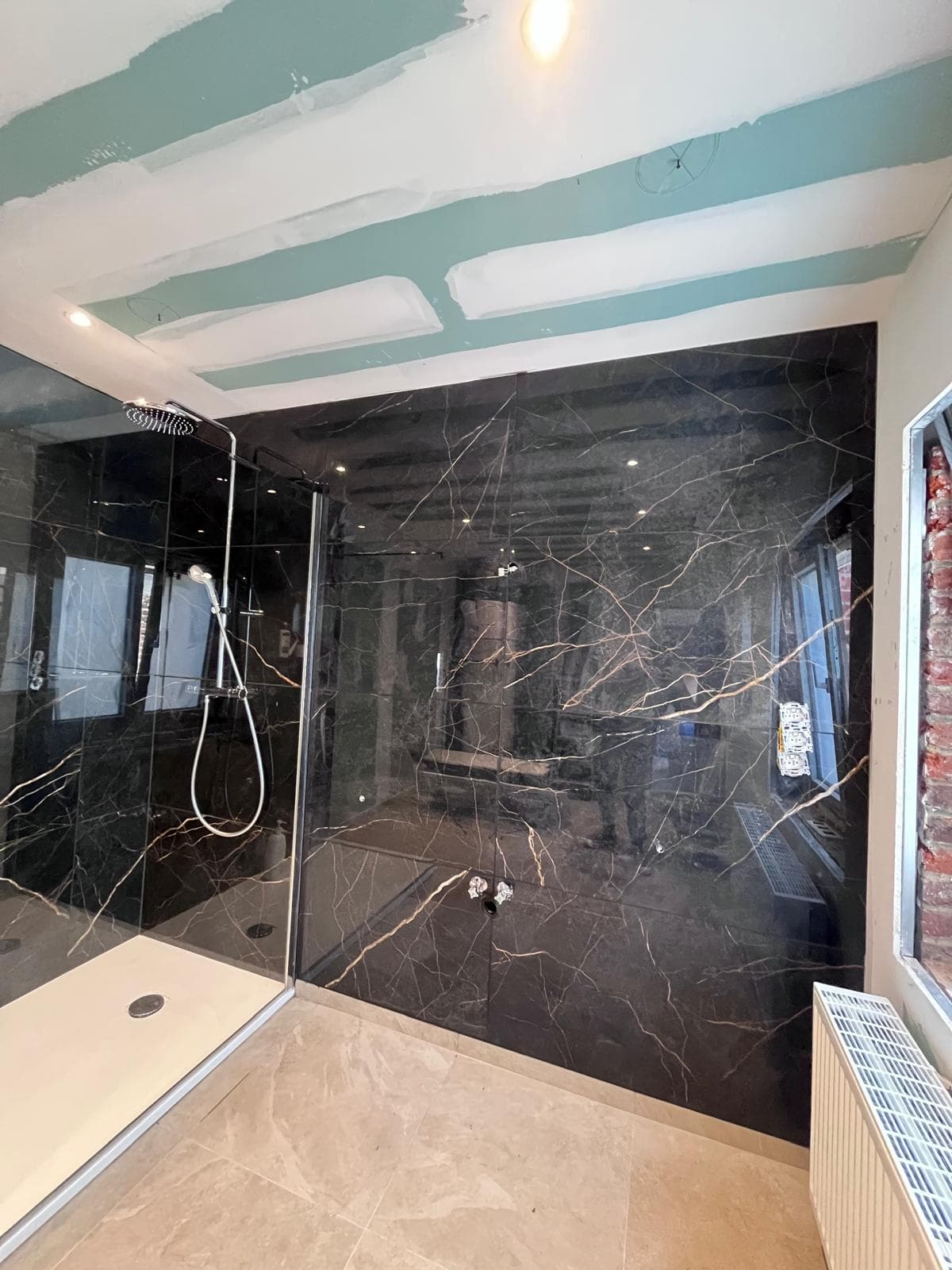 Aménagement rénové d’une salle de bain