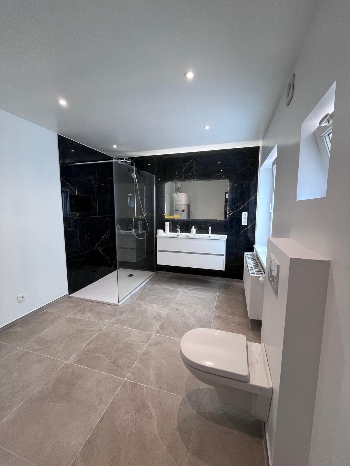 Finitions d’une salle de bain rénovée