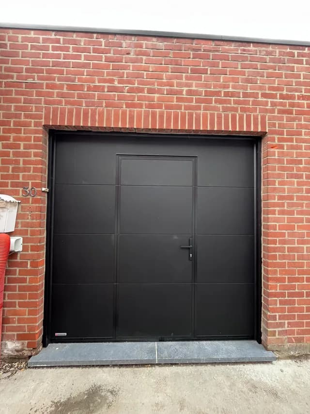 Porte de garage sectionnelle installée par CBL IMMO